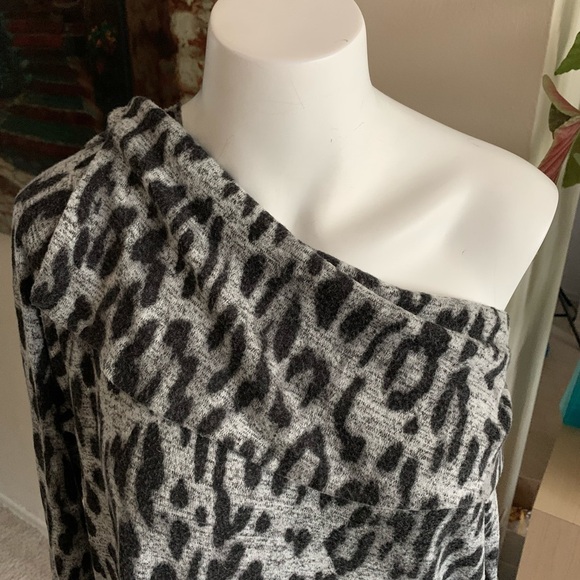 Chico’s Zenergy Leopard Print Sweater, Size 2 - Picture 4 of 12